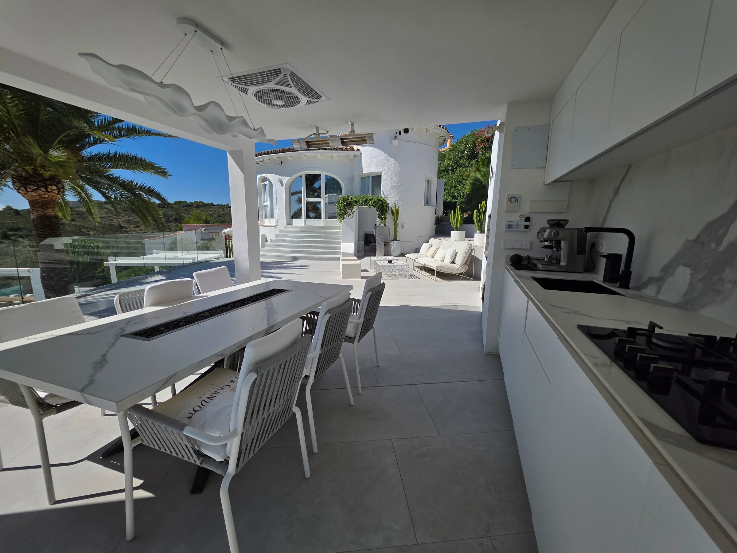 Überdachter Essbereich