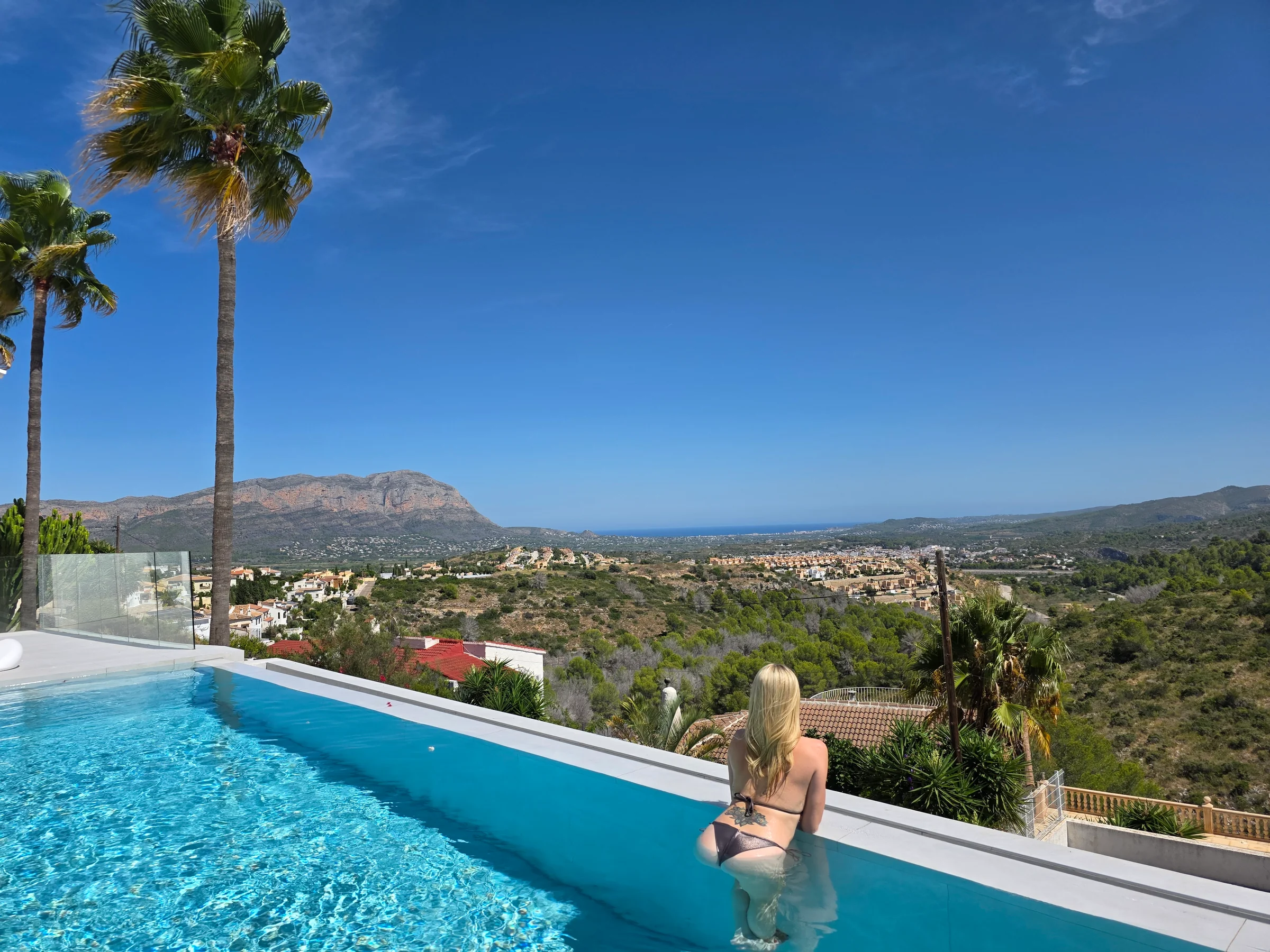 Infinity Pool mit Bergblick