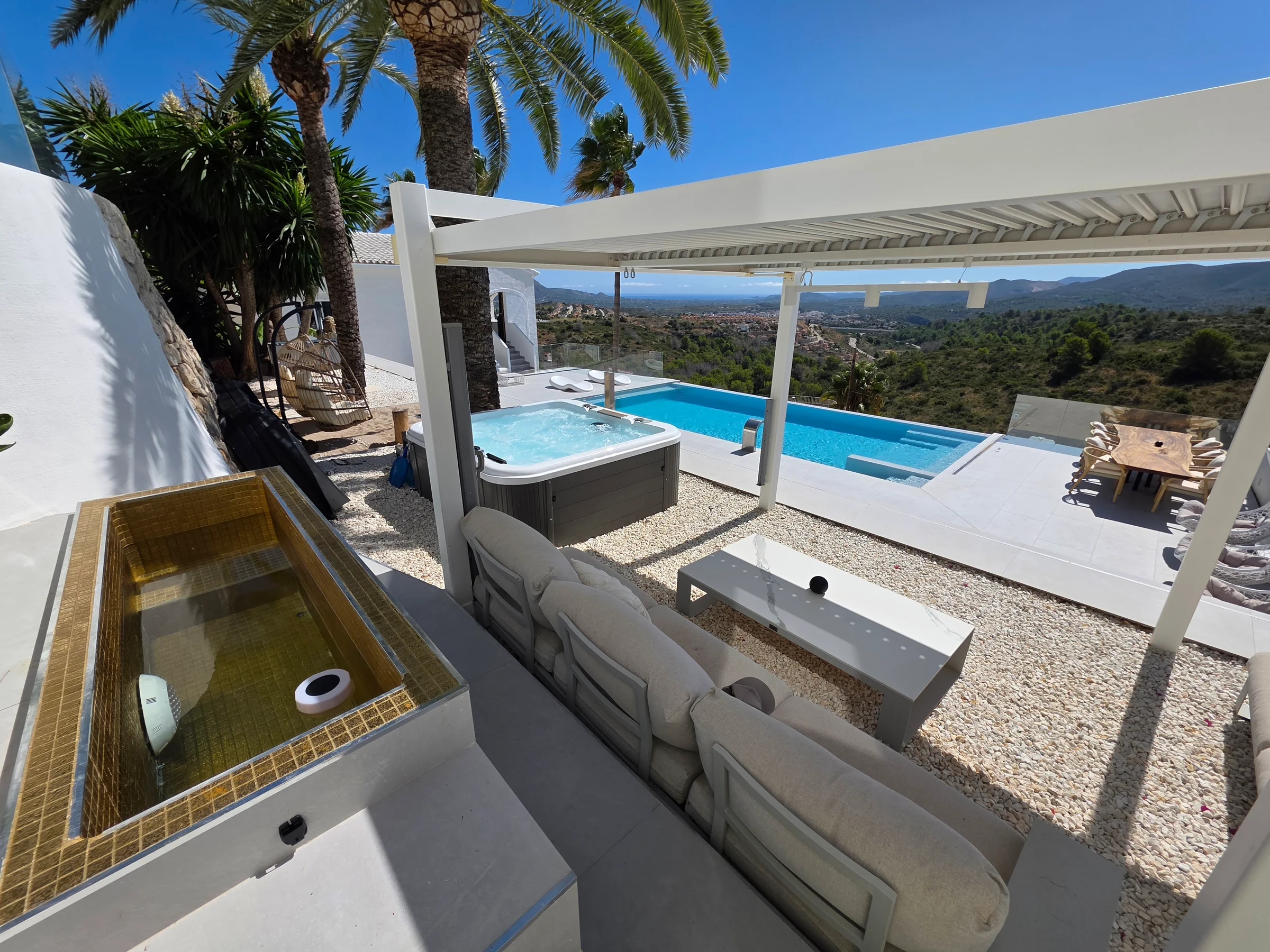 Whirlpool-Jacuzzi im Gartenbereich