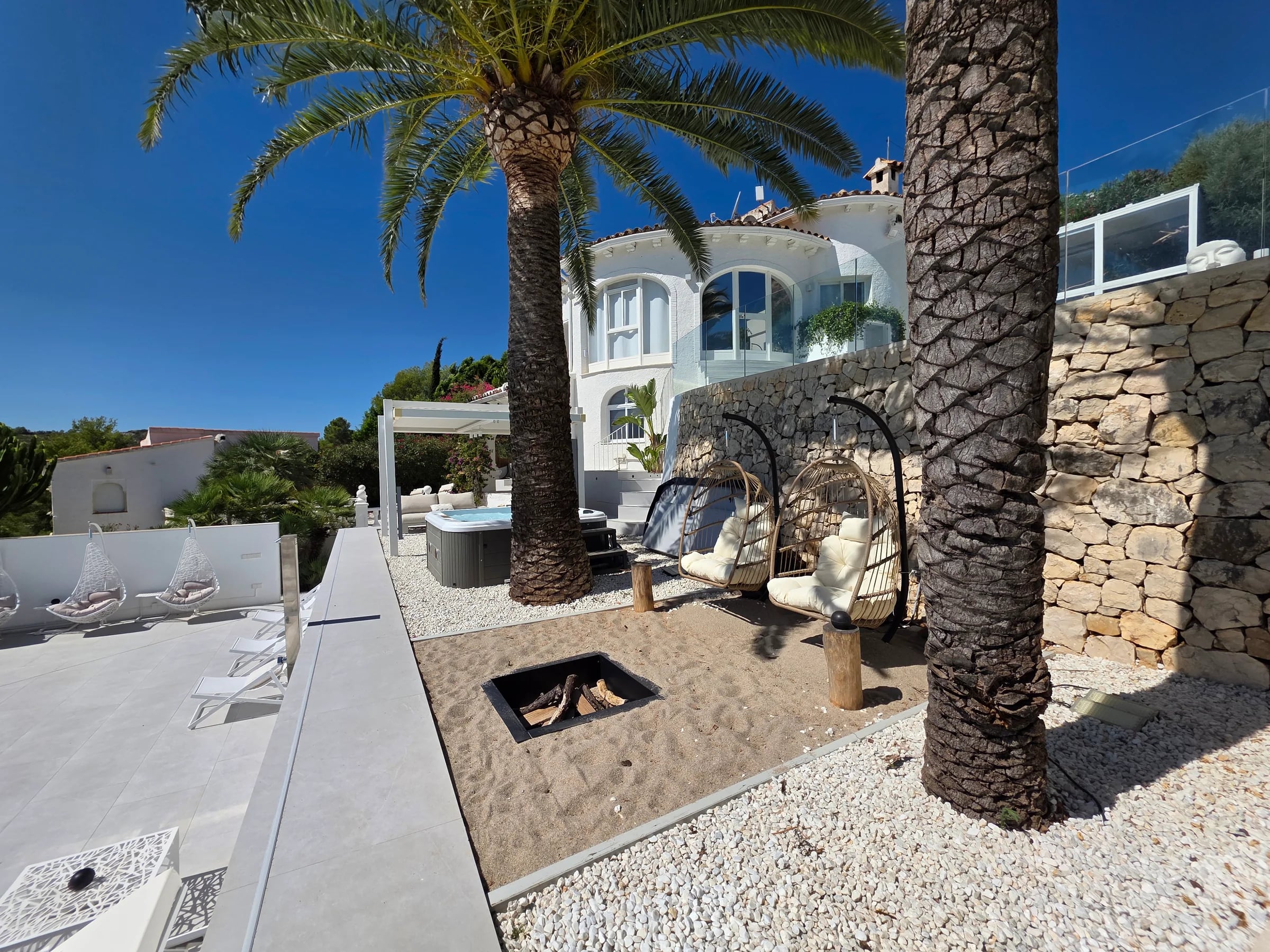 Garten mit Hängeschaukelstühlen