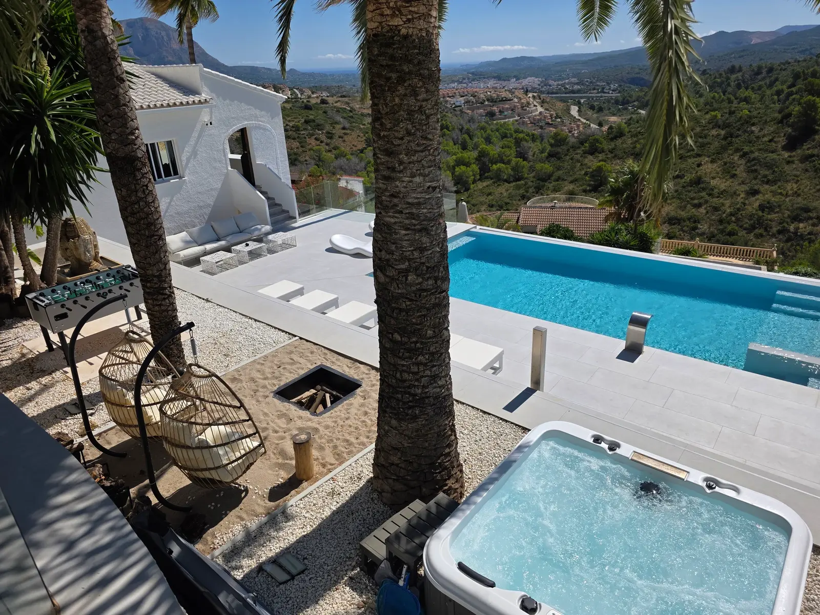 Villa Pura Vida Pool mit spektakulärem Bergblick