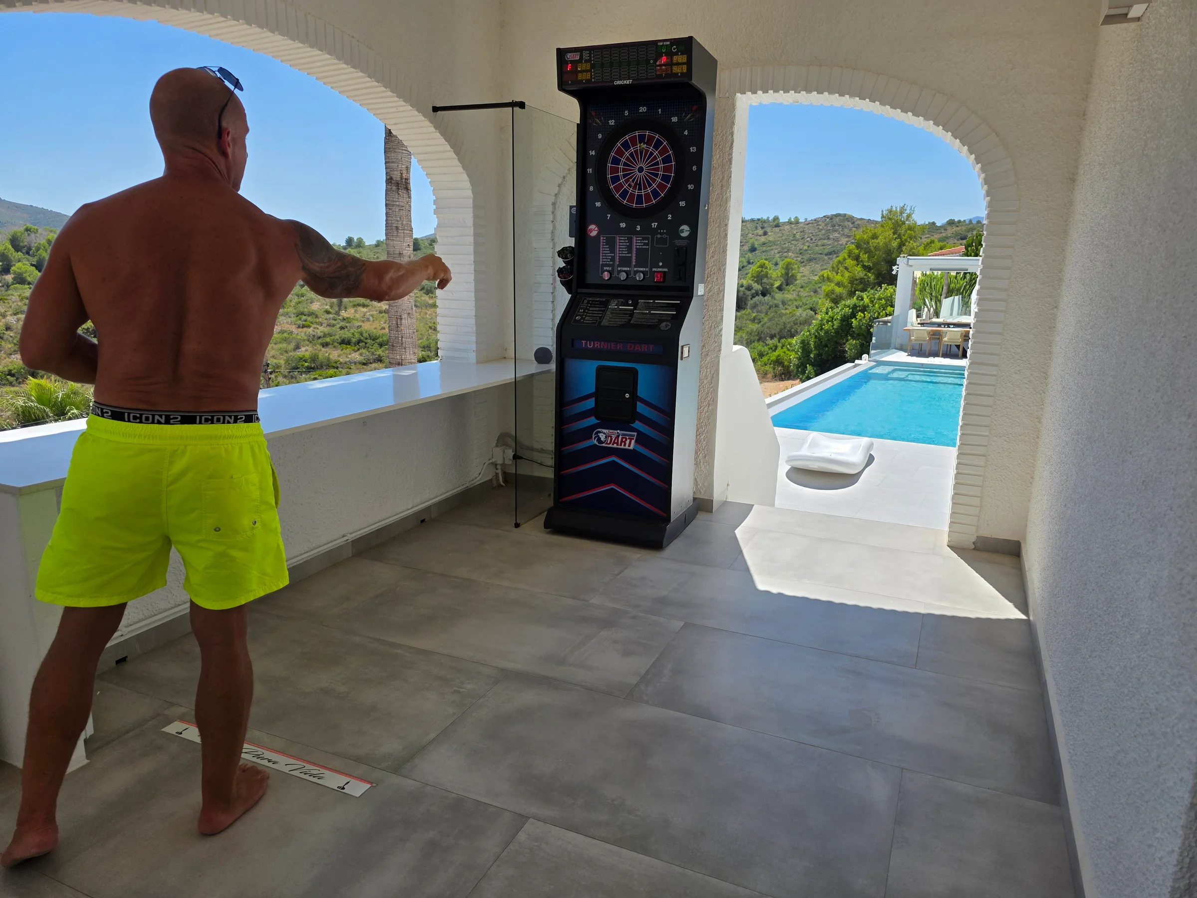 Mann spielt Dart