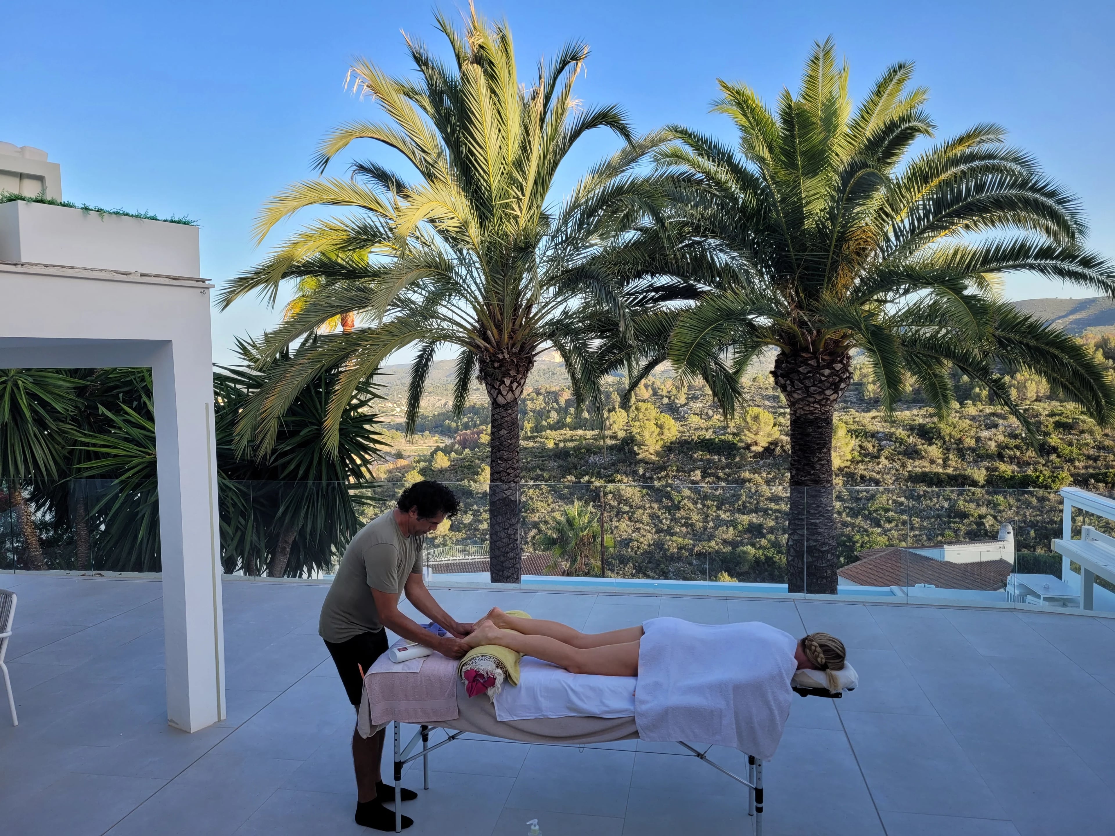 Professionelle Massage mit Panoramablick