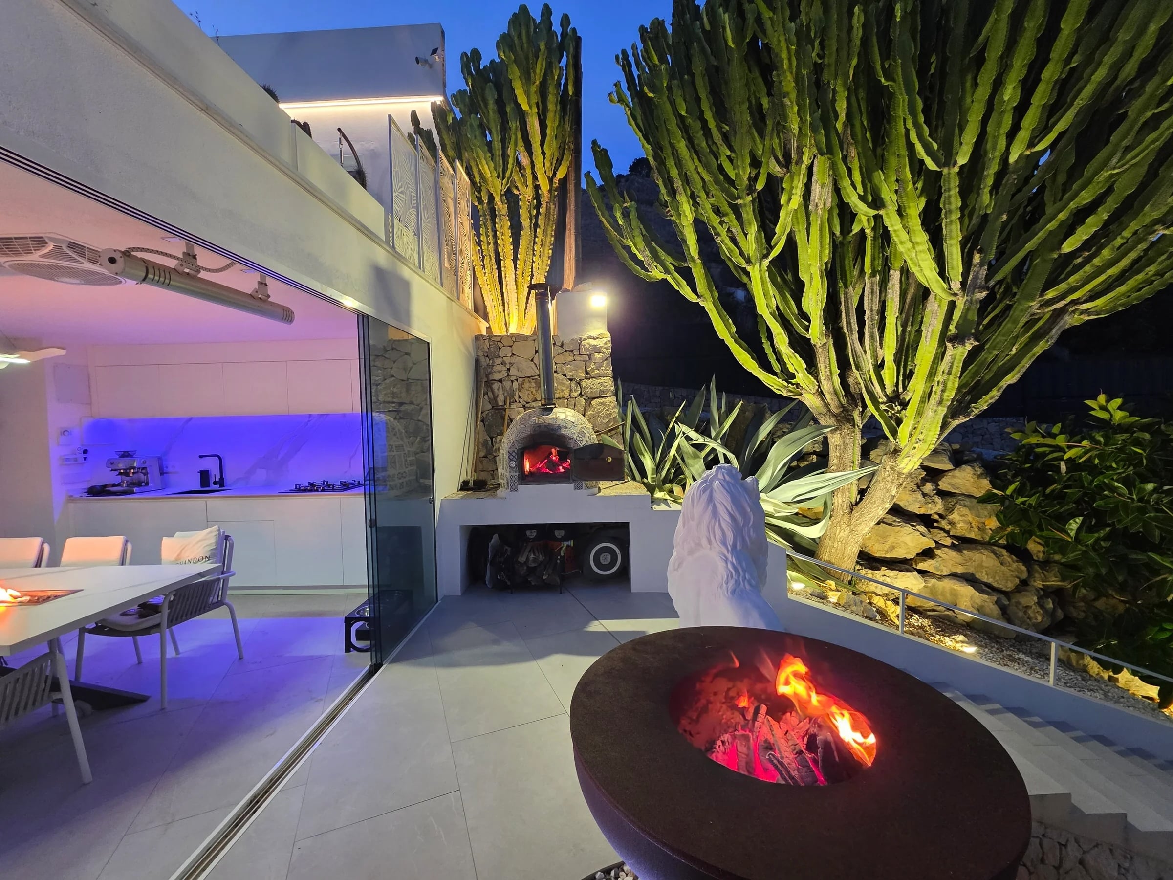 Outdoor BBQ und Pizza Bereich