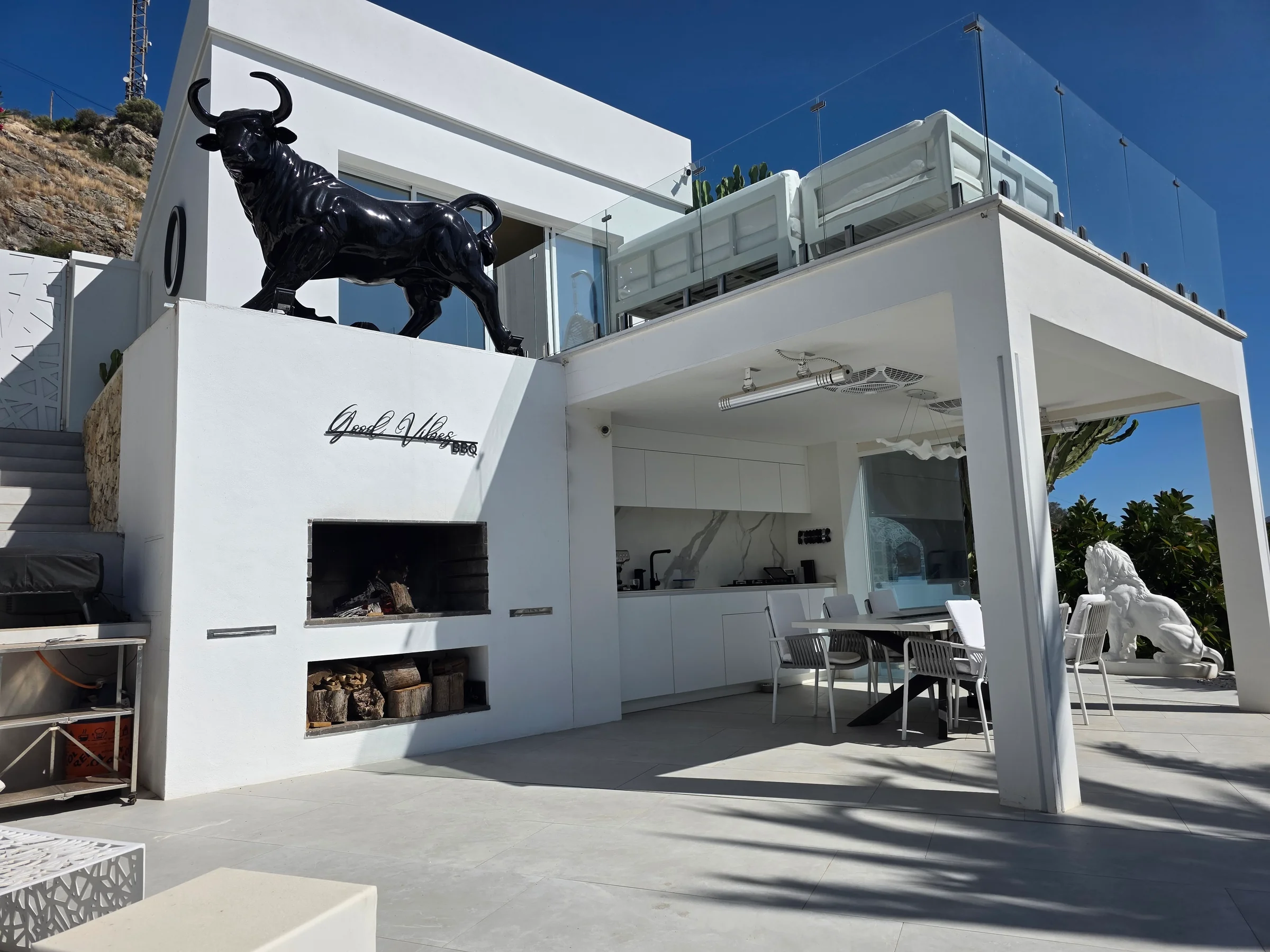 Luxuriöse Outdoor-Küche mit großem überdachtem Essbereich