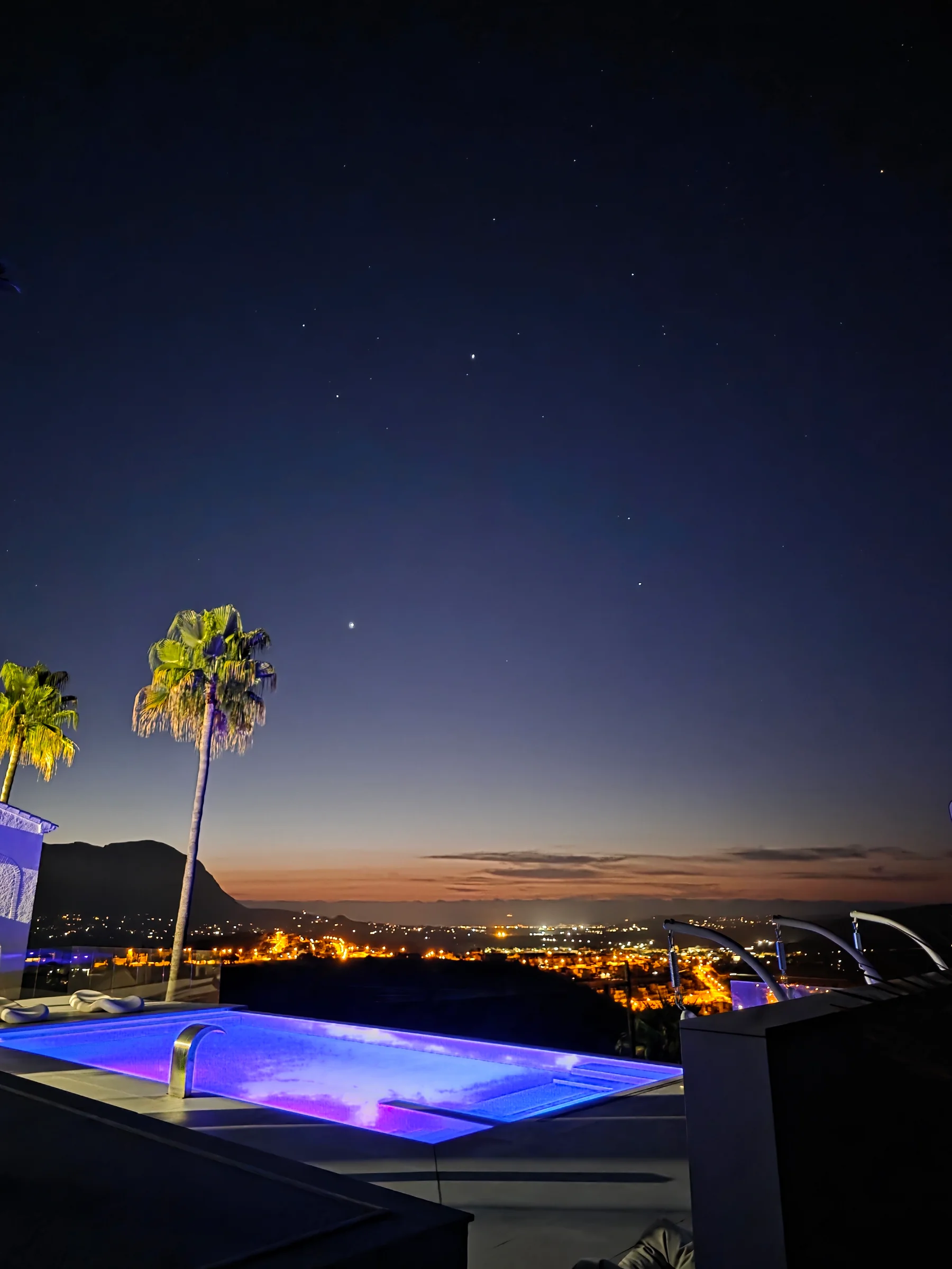 Pool bei Nacht mit stimmungsvoller Beleuchtung