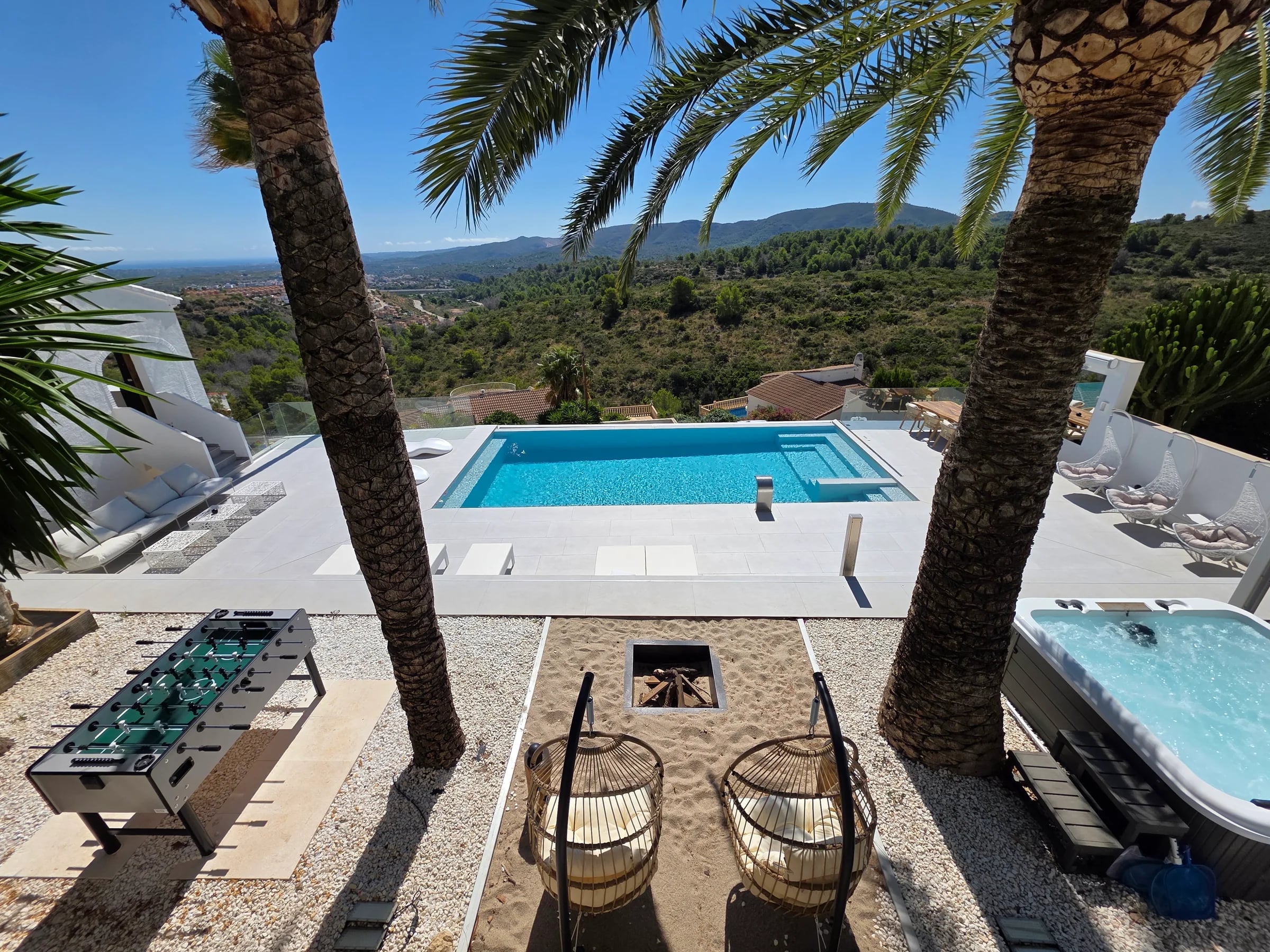 Infinity Pool mit Bergblick