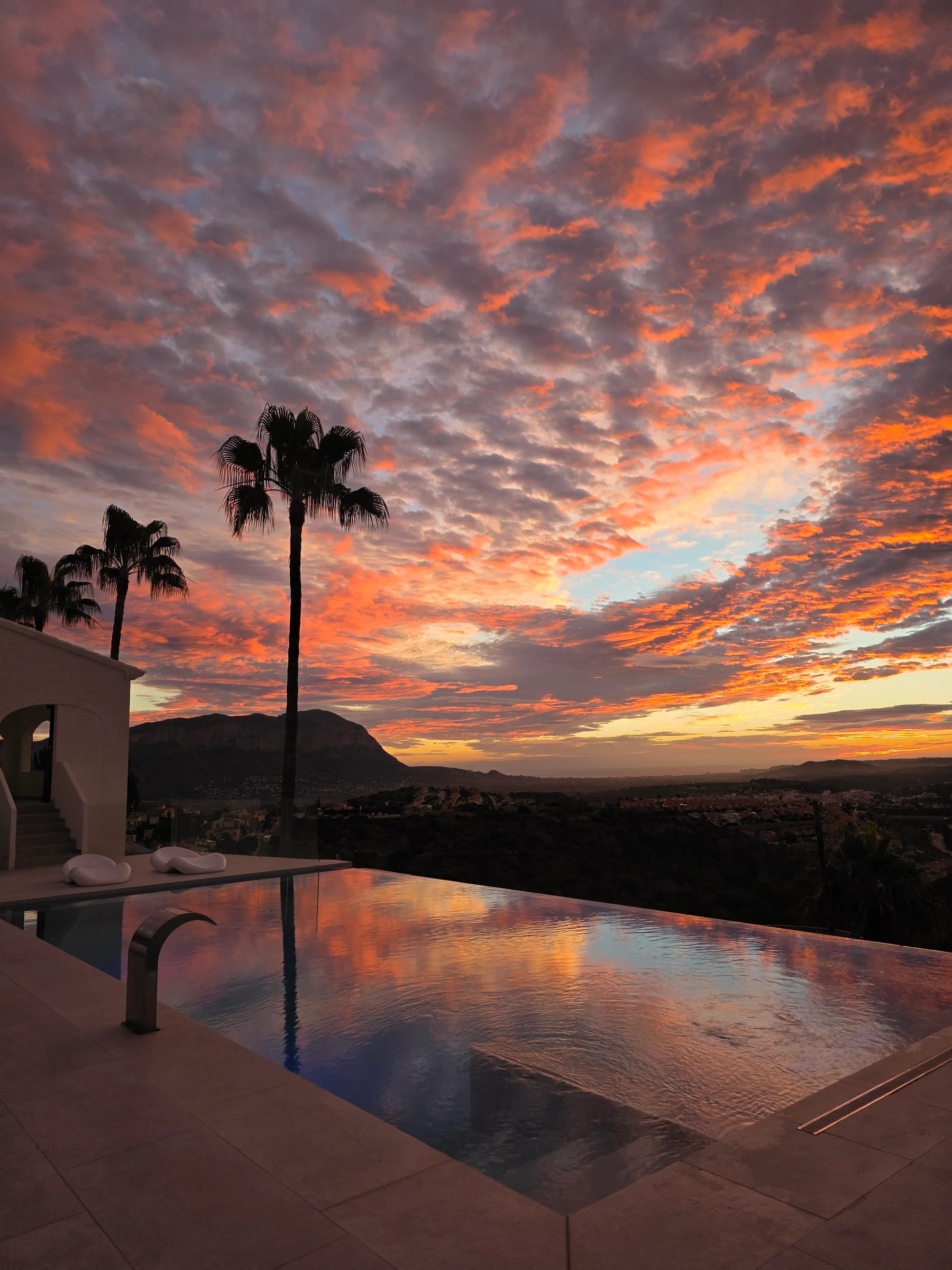 Villa Pura Vida Pool bei Sonnenuntergang