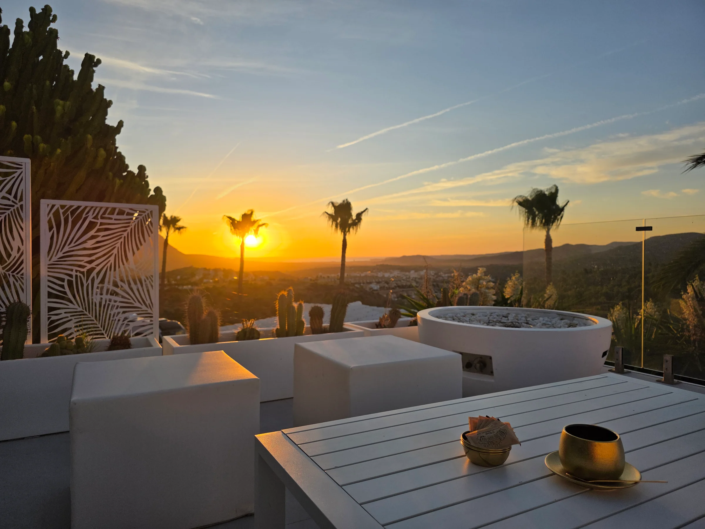 Atemberaubender Sonnenuntergang von der Terrasse der Villa Pura Vida