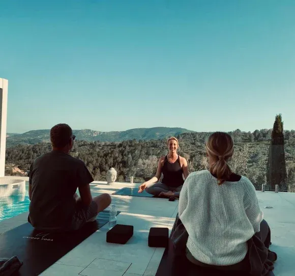 Yoga Session am Pool